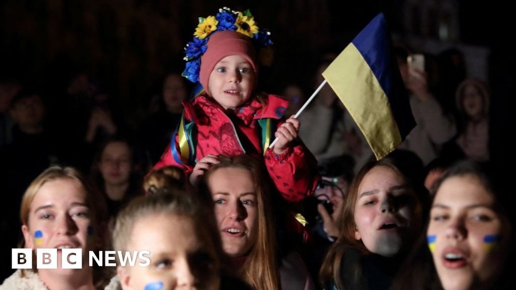 Ukraine war: Celebrations as Kyiv takes back key city Kherson