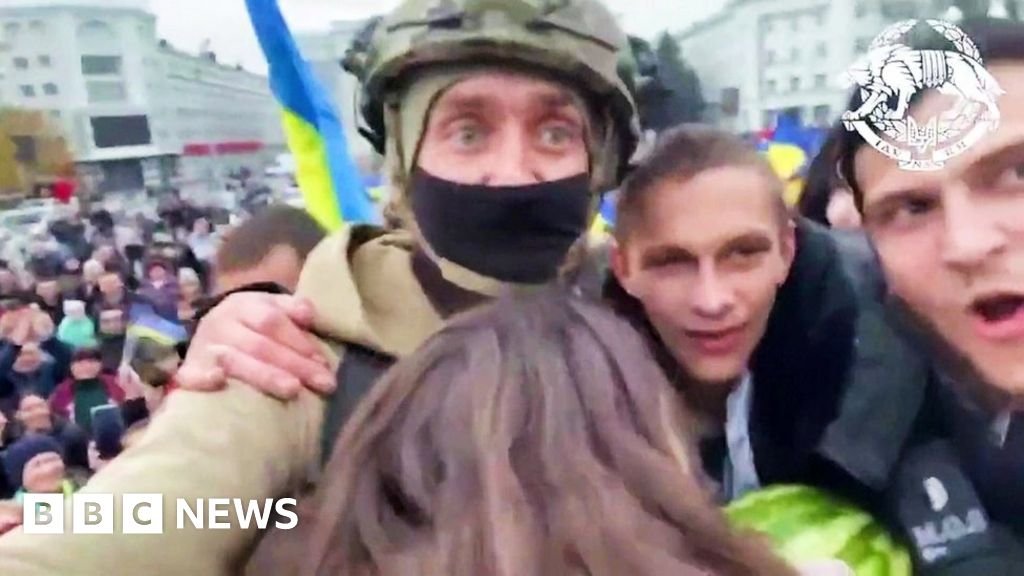 Ukrainian forces receive rapturous welcome in Kherson