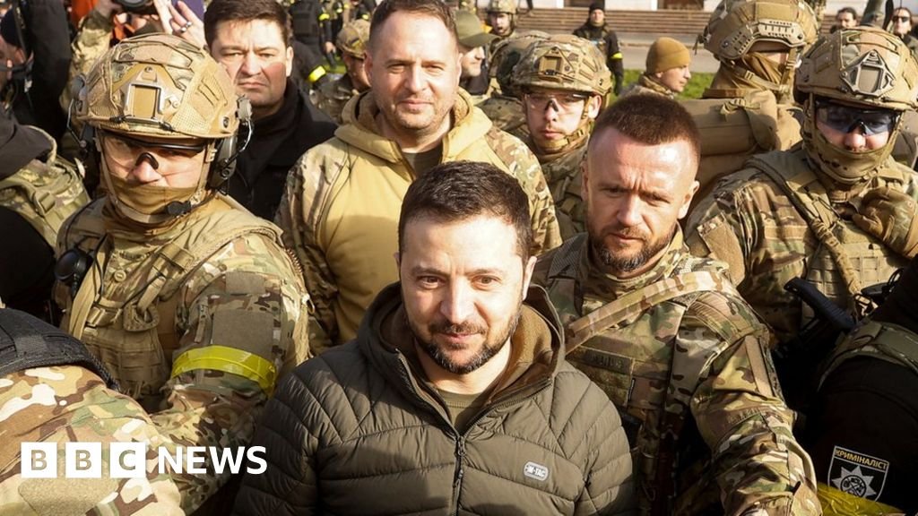 Kherson: President Zelensky visits liberated city