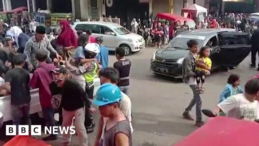 Indonesia quake injured rushed to hospital