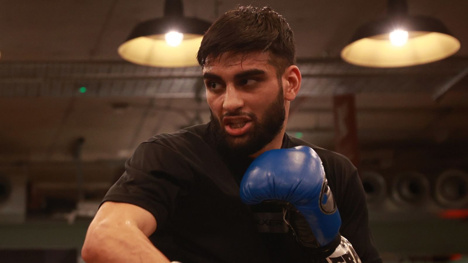 BOXXER MEDIA DAY.CAMDEN BOXING CLUB.LONDON.PIC;LAWRENCE LUSTIG.HASSAN AZIM PERFORMS A MEDIA WORK OUT AHEAD OF PROMOTER BEN SHALOMS BOXXER PROMOTION AT ALEXANDRA PALACE ON SUNDAY NOVEMBER 27TH.