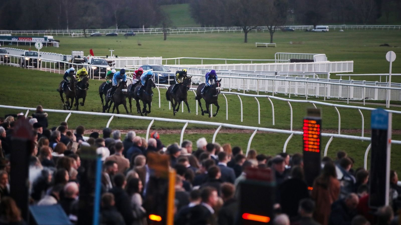 Runners in action at Uttoxeter