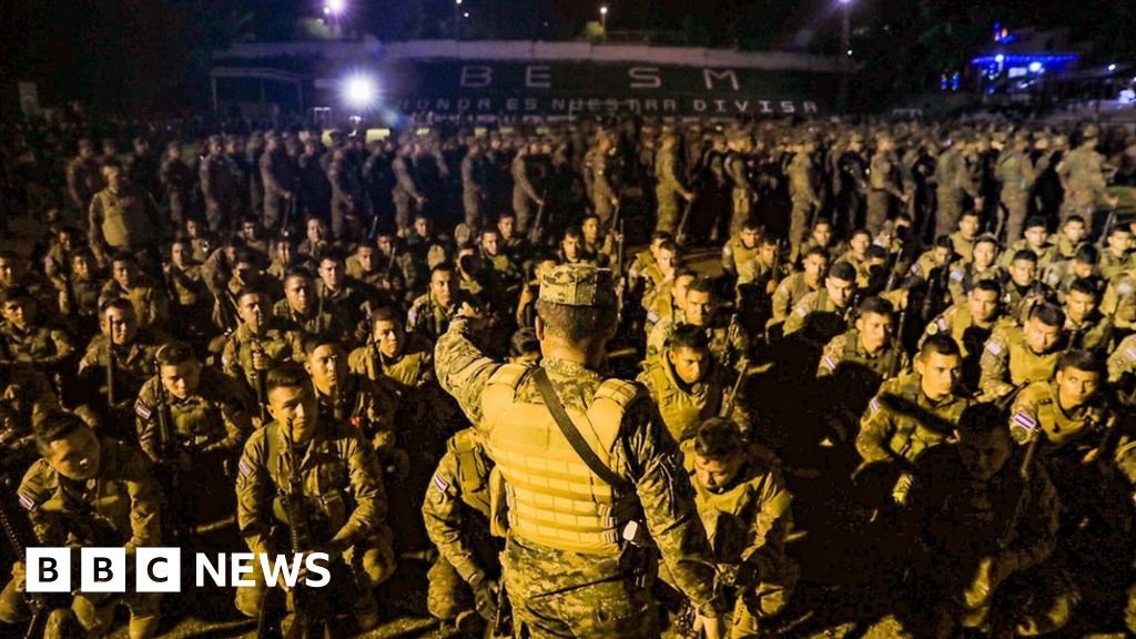 El Salvador: Thousands of troops surround city in gang crackdown