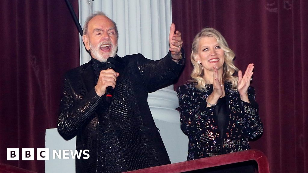 Neil Diamond surprises with 'Sweet Caroline' singalong