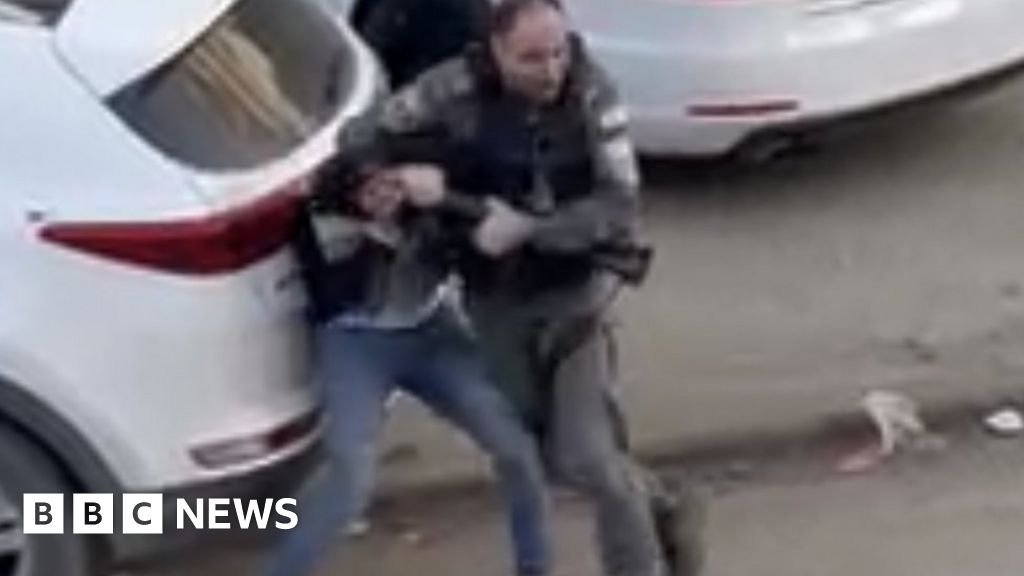 Witnesses challenge Israeli policeman's killing of Palestinian