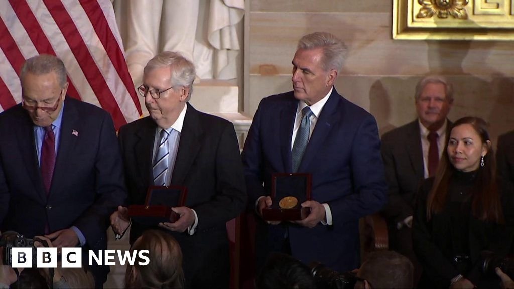 Handshake snub for top Republicans at award ceremony