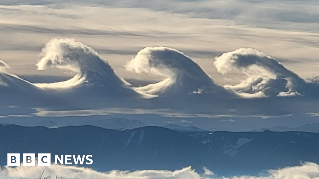 Rare wave clouds amaze sky-watchers in Wyoming