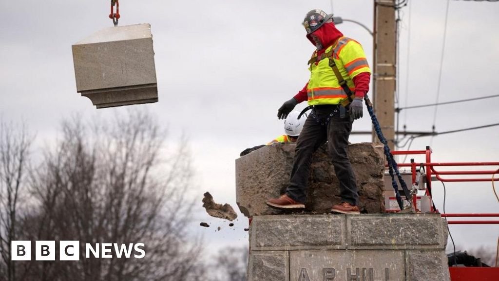 Former seat of Confederacy takes down last monument