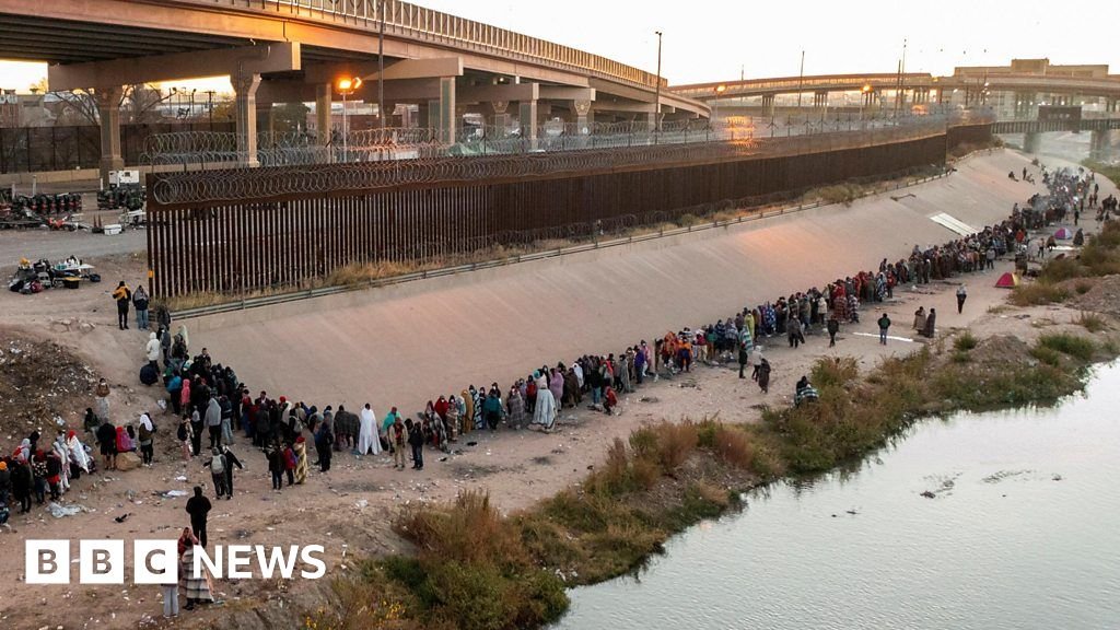 Long queue of migrants seen at US-Mexico border