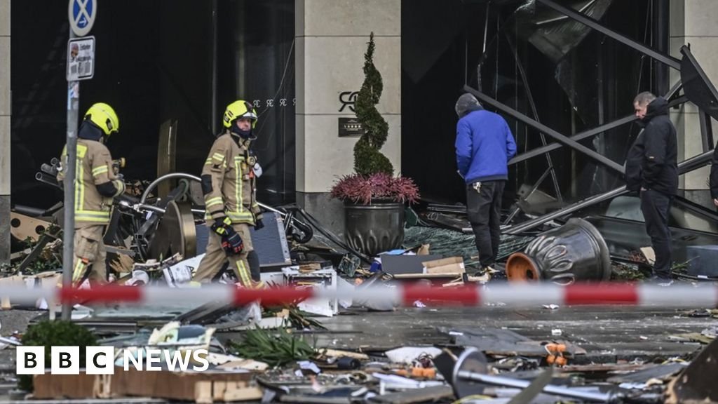 Berlin AquaDom aquarium: Police not seeking suspects over explosion