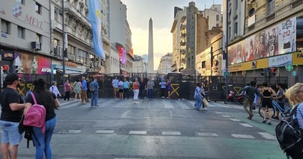 Buenos Aires Police said to be repressing harmless fans celebrating team's victory over Croatia