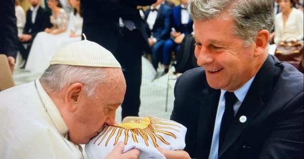 Francis kisses and blesses an Argentine flag and received soil from the Falklands  cemetery