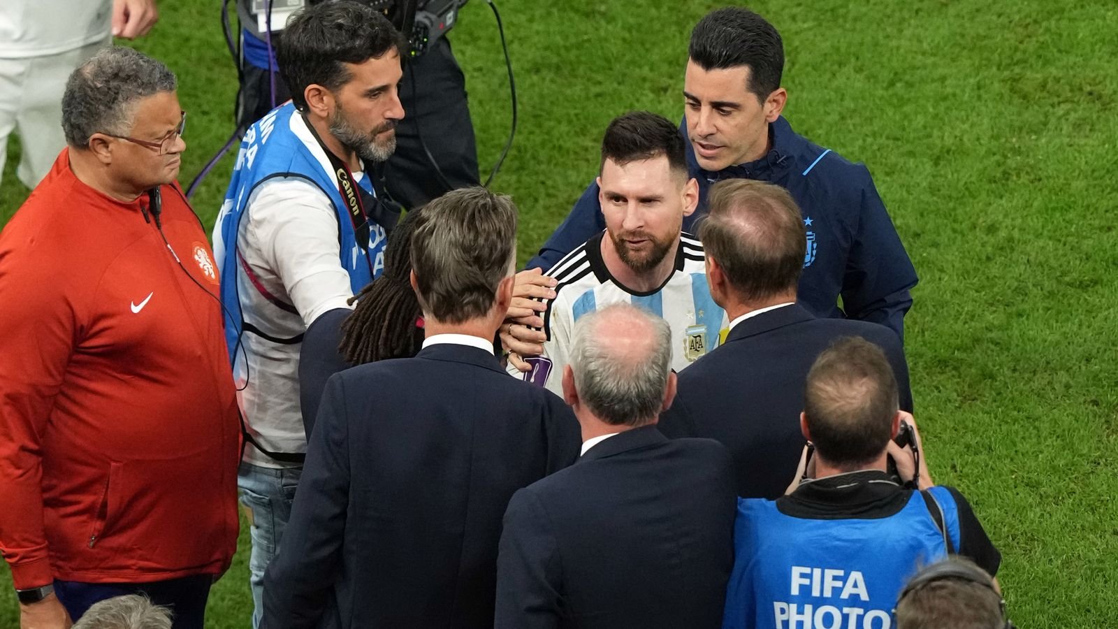 Lionel Messi contronts Louis van Gaal after the game