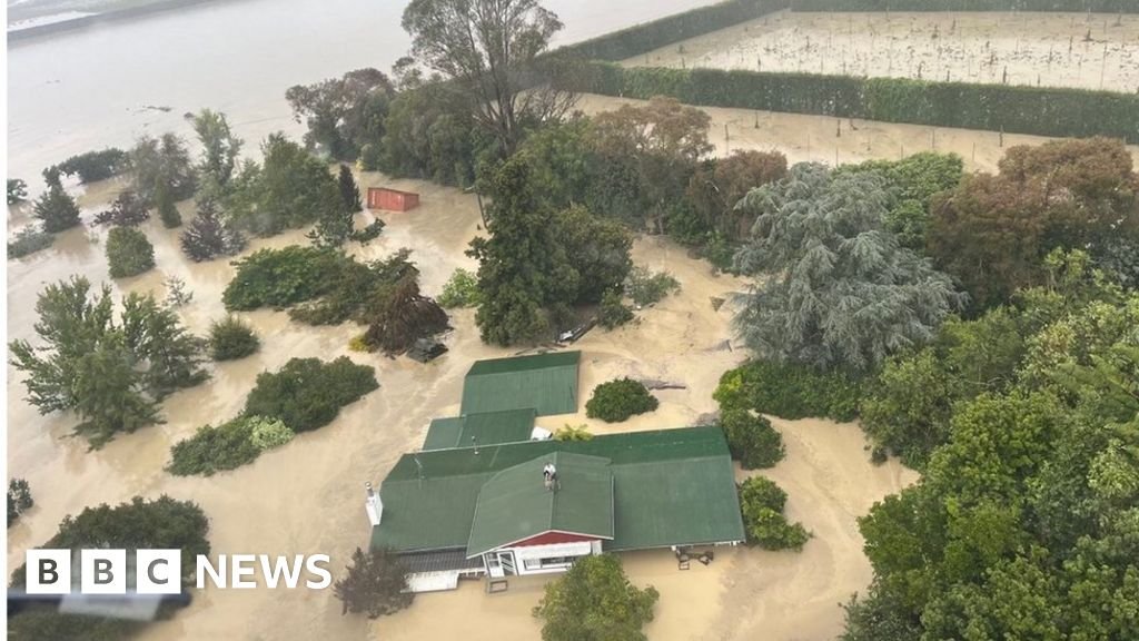 Cyclone Gabrielle: Hundreds rescued from rooftops as New Zealand grapples with damage