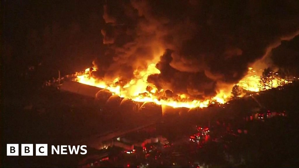 Huge fire engulfs Florida plant nursery