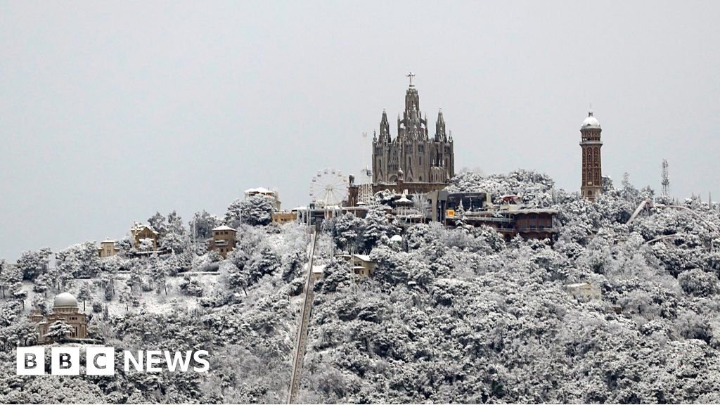 Cold snap leaves Barcelona covered in snow