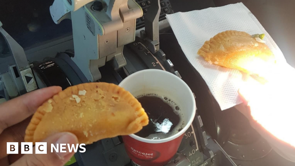 SpiceJet: India pilots grounded for coffee cup in cockpit