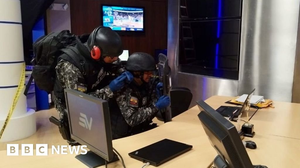 Journalist opens USB letter bomb in newsroom