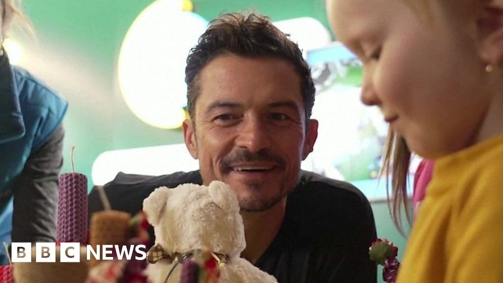 Orlando Bloom surprises children in Kyiv