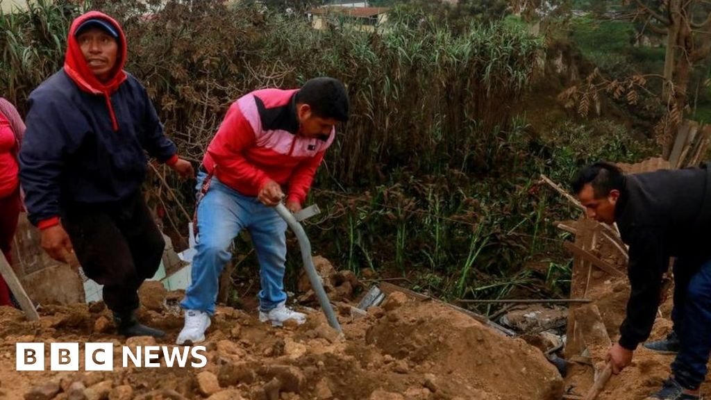 Ecuador landslide: Search for buried families in Alausí