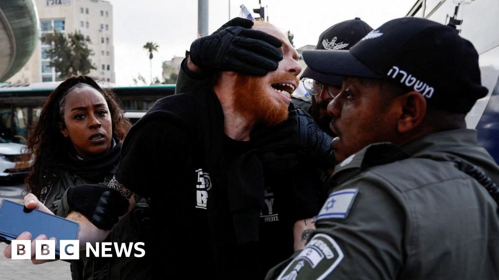 Israel protests: PM Netanyahu delays legal reforms after day of strikes