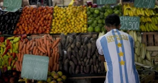 Argentina's interannual inflation reaches three digits