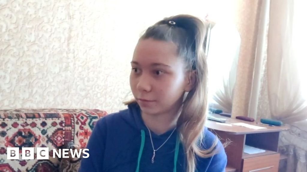 Masha Moskaleva: Girl who drew anti-war image handed to mother