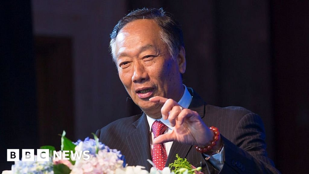 Terry Gou: Foxconn founder in fresh run for Taiwan presidency