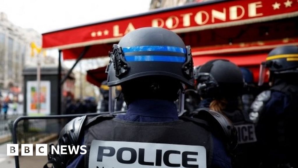 France protests: La Rotonde bistro liked by Macron attacked