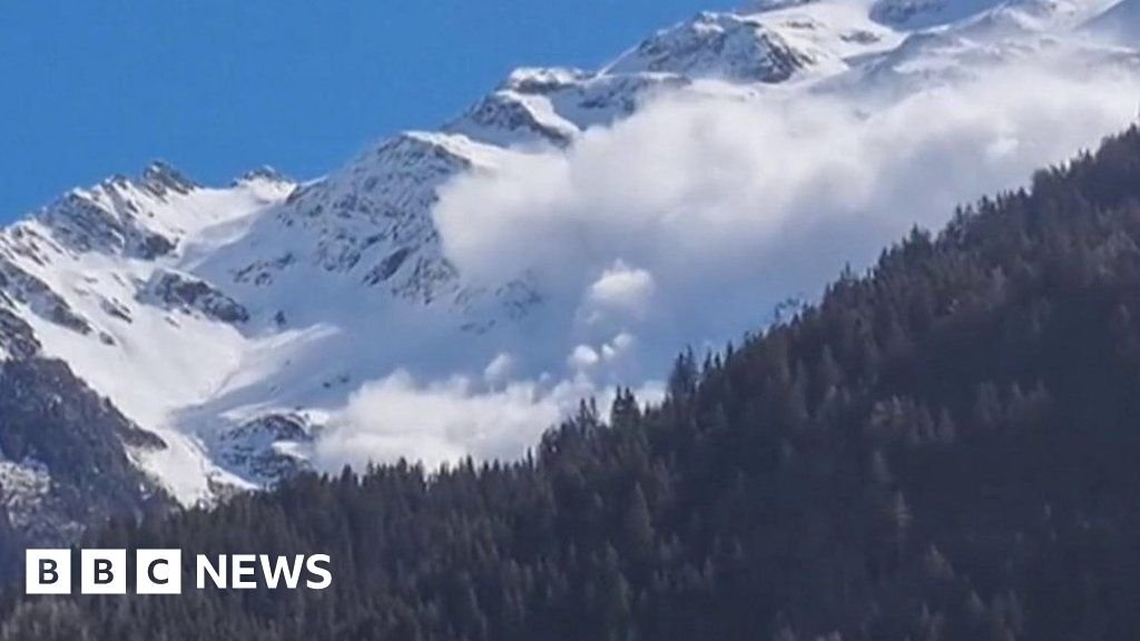 Video shows avalanche in French Alps