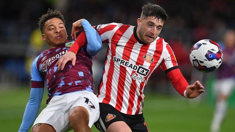 Burnley's Manuel Benson battles with Sunderland's Lynden Gooch