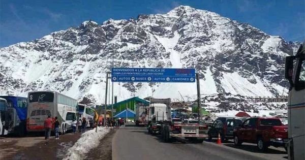 Snowfalls leave thousand of Chilean weekend shoppers stranded in Mendoza