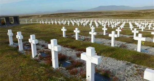 Falklands' pilgrimage of six Argentine fallen gendarmes next of kin