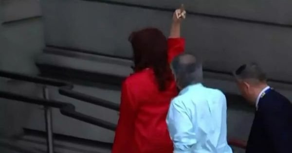 Cristina Kirchner makes a 'fuck you' and steals spotlight at Milei's inauguration