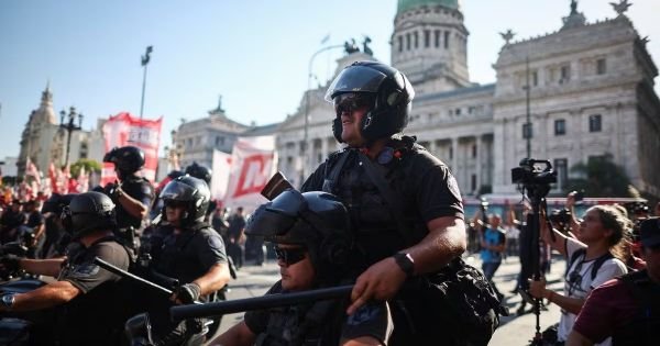 Police and demonstrators clash outside Argentine Congress